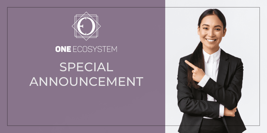Una donna in giacca e cravatta indica un'area con la scritta "Special Announcement" scritta accanto al logo "One Ecosystem" su uno sfondo viola e bianco che incarna lo spirito dei grandi sogni.
