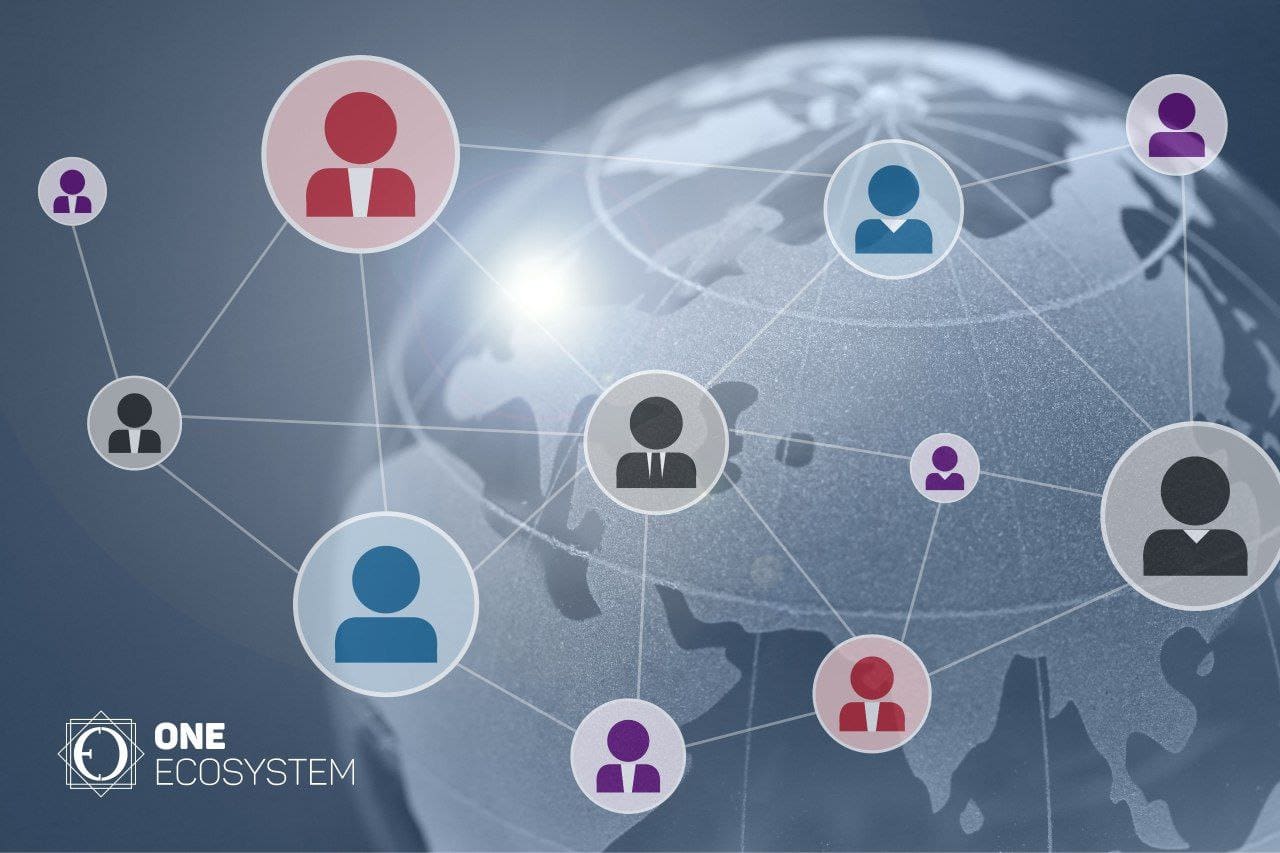 Mappa del mondo stilizzata con icone di persone interconnesse che rappresentano una rete globale. Nell'angolo in basso a sinistra ci sono le parole "ONE ECOSYSTEM", che onora il contributo di Raúl Pazos al Consiglio Globale Internazionale.