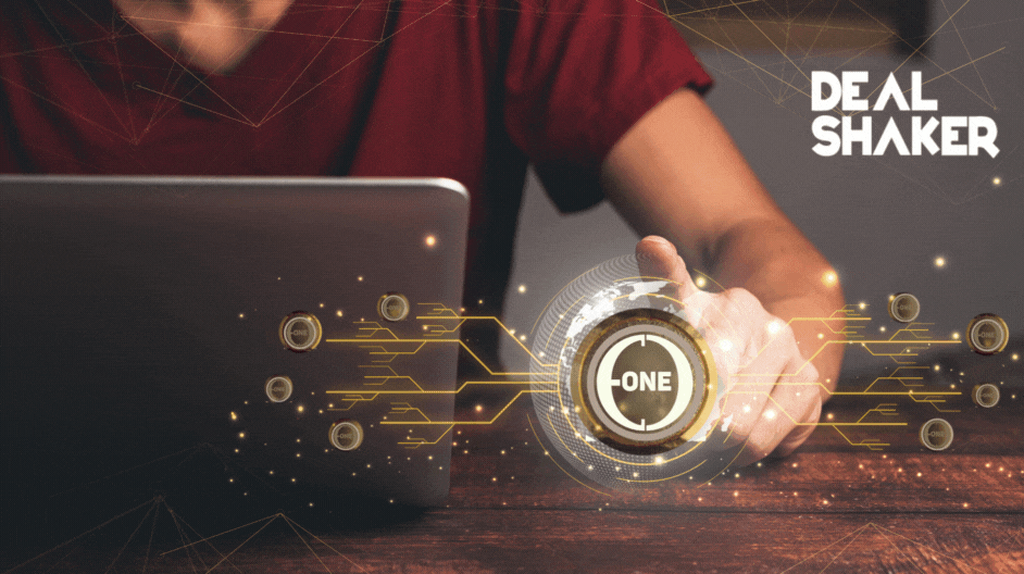 Una persona sta utilizzando un laptop con una sovrapposizione di rete digitale e le parole "Deal Shaker" su di esso. Ciò suggerisce le prossime innovazioni nella tecnologia DSP per le informazioni di gennaio 2024.