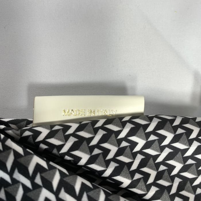 Mini borsone geometrico bianco e nero di ROBERTA PIERI con etichetta bianca con la scritta "MADE IN ITALY" in lettere dorate. Lo sfondo è bianco.