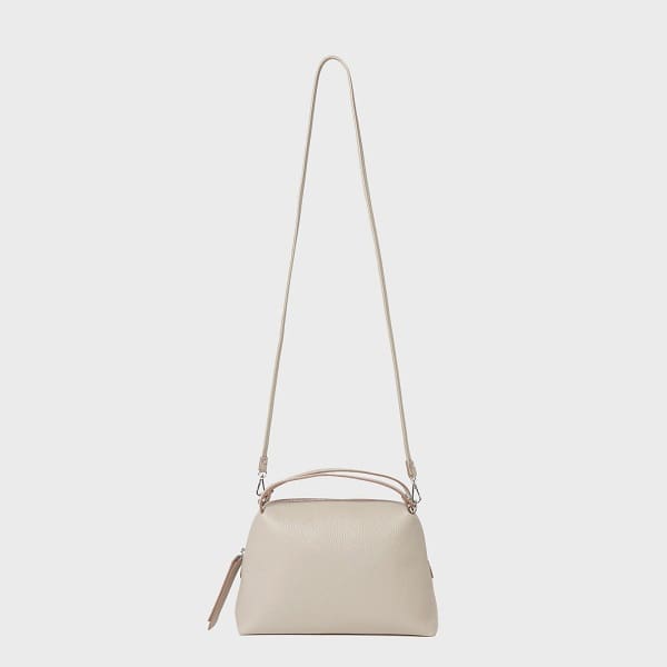 La borsa a tracolla GIANNI CHIARINI ALIFA realizzata in pelle italiana beige presenta un design minimalista, tracolle regolabili, manici corti e parte superiore con cerniera.